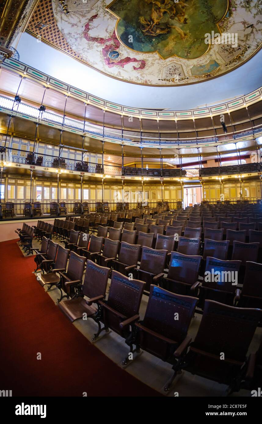 CIENFUEGOS, KUBA - CA. JANUAR 2020: Inneneinrichtung des Tomas Terry Theaters und Auditoriums in Cienfuegos Stockfoto