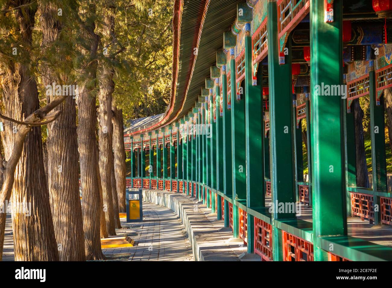 Peking, China - Jan 13 2020: Der lange Korridor ist ein überdachter Gang im Sommerpalast in Peking, der Mitte des 18. Jahrhunderts errichtet wurde. Stockfoto