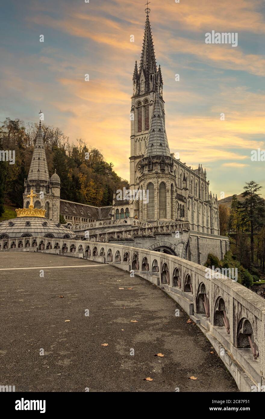 Blick auf die Kathedrale in Lourdes, Frankreich bei Sonnenuntergang Stockfoto