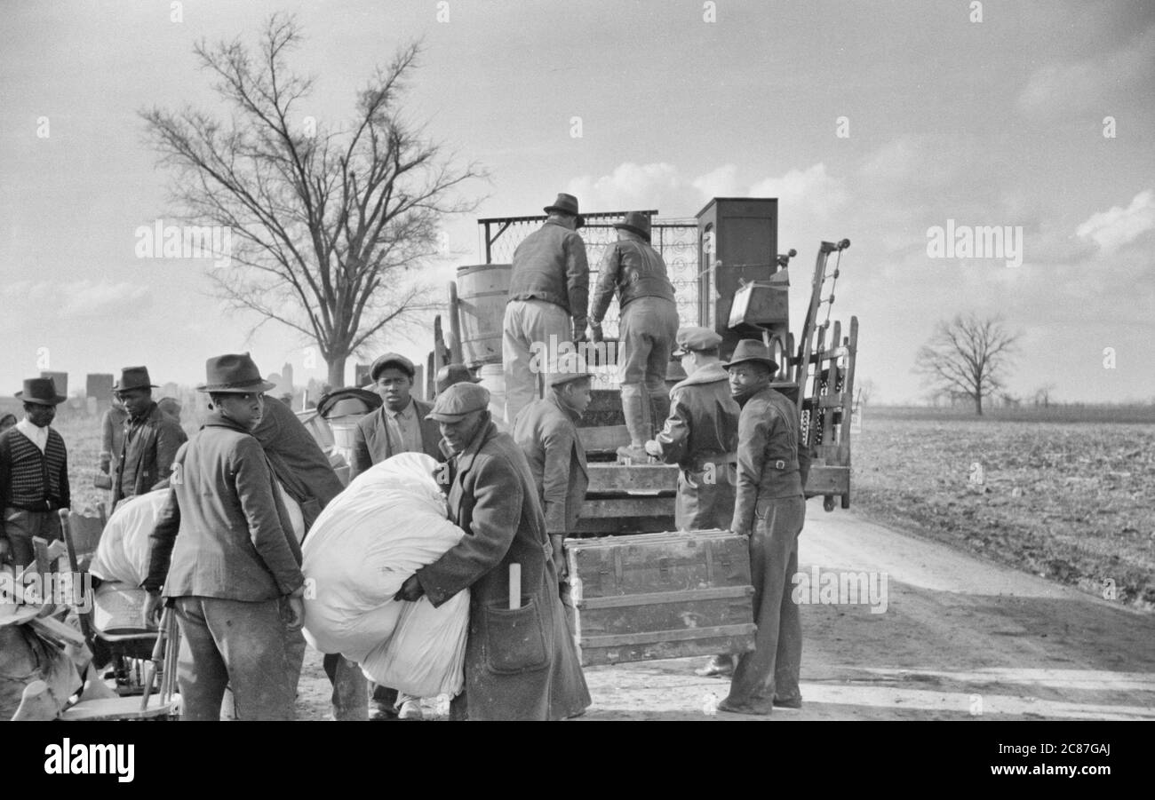 Staatsautobahn Beamte vertreibten Pächter weg von Straßenrand zu Bereich zwischen dem Deich und dem Mississippi Fluss, New Madrid County, Missouri. Januar 1939 Stockfoto
