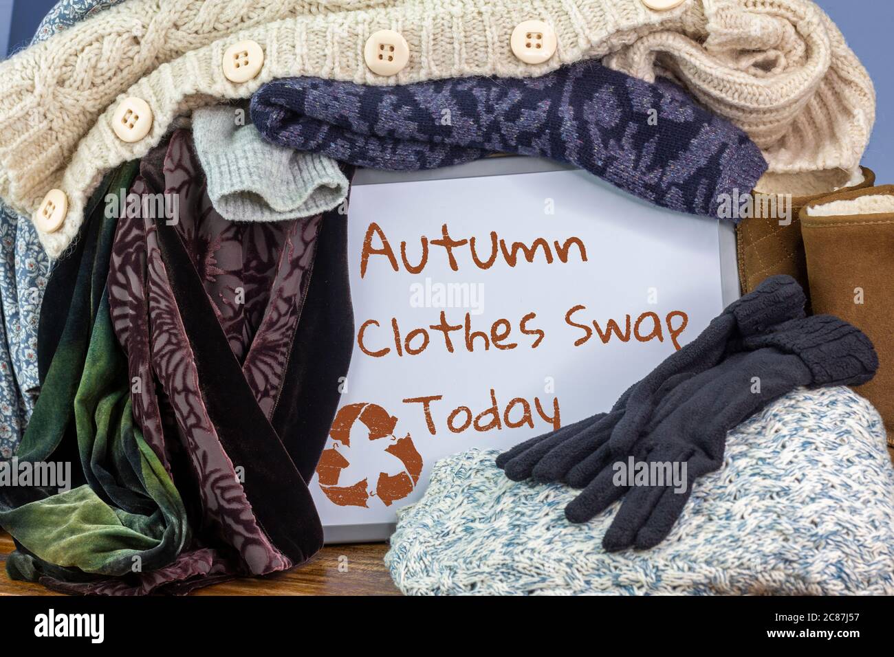 Vorgeliebte Kleidung in einem Feld mit Schild gekennzeichnet Herbst Kleidung tauschen und recyceln Textilien Symbol, wiederverwenden recyceln Kleidung durch Austausch für nachhaltige fa Stockfoto
