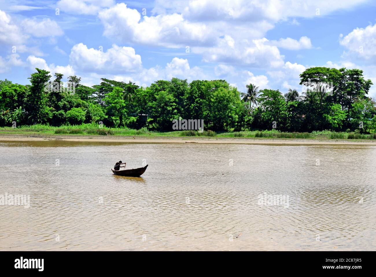 Ein Mann, der mit einem Boot an einem Fluss angeln kann Bangladesch Stockfoto