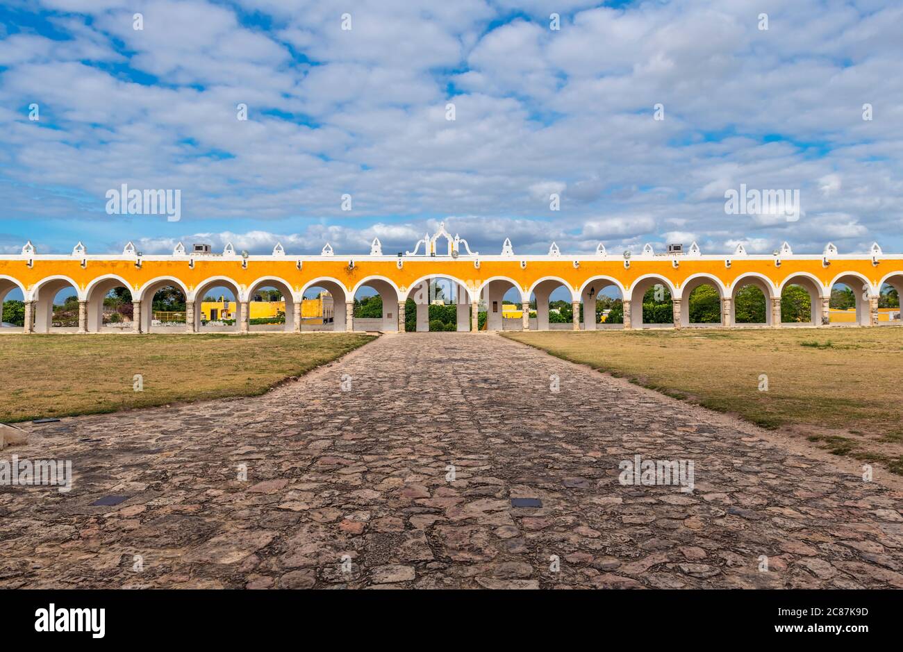 Gelbe und weiße Bögen im Kloster San Antonio de Padua, Stadt Izamal, Yucatan, Mexiko. Stockfoto