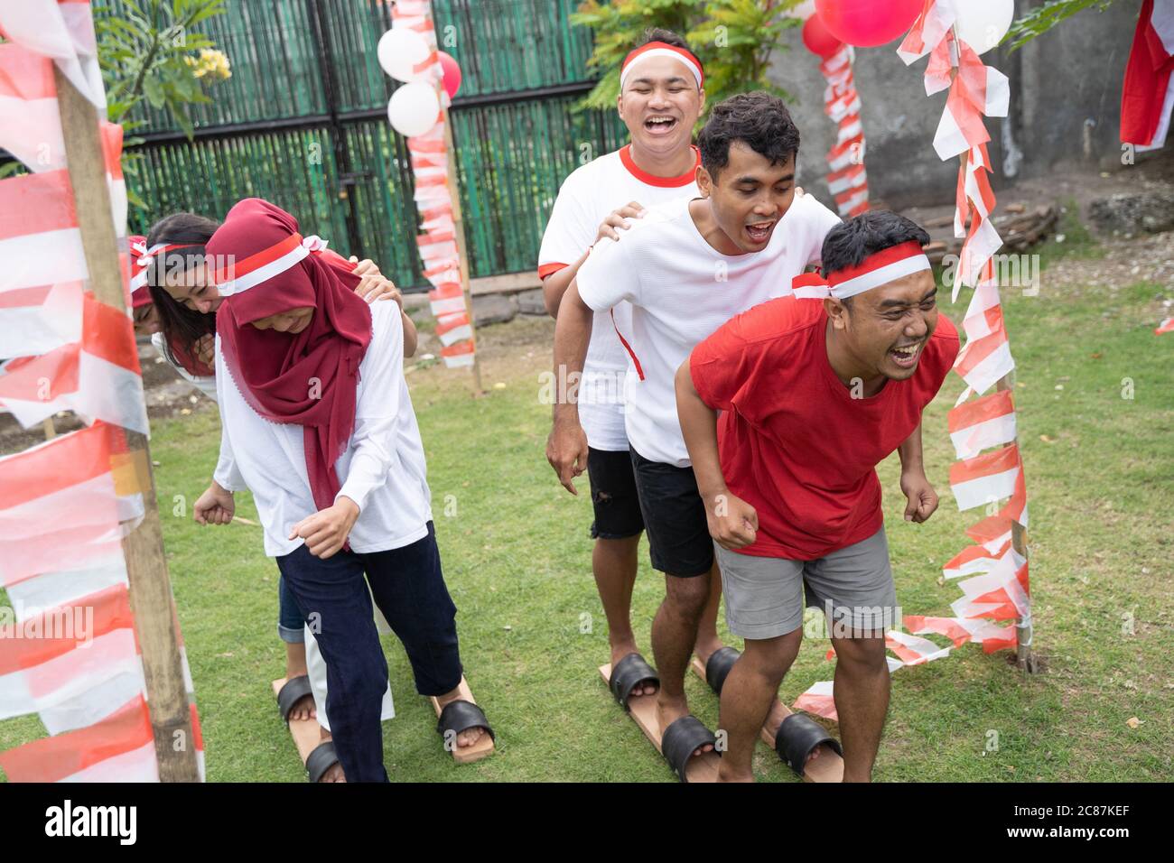 Die Teilnehmer freuten sich beim traditionellen Bakiak-Rennen zur Feier des Unabhängigkeitsjubiläums Indonesiens Stockfoto
