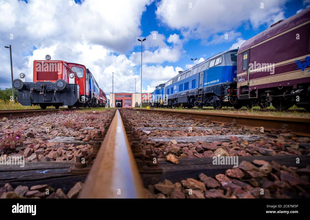 Mukran, Deutschland. Juli 2020. Alte Lokomotiven und Waggons stehen auf dem Freigelände vor der Reparaturwerkstatt der Baltic Port Services GmbH (BPS). In der Werkstatt wurden Schienenfahrzeuge zu DDR-Zeiten von der 1520 Millimeter breiten russischen Breitspur auf die im übrigen Europa verwendete Standardspur neu vermessen. Das Unternehmen, das 2014 von der heutigen Firma Enon mit Sitz in Putlitz, Brandenburg, übernommen wurde, saniert alte Lokomotiven und Eisenbahnwaggons für den Einsatz durch private Eisenbahnunternehmen. Quelle: Jens BŸttner/dpa-Zentralbild/dpa/Alamy Live News Stockfoto
