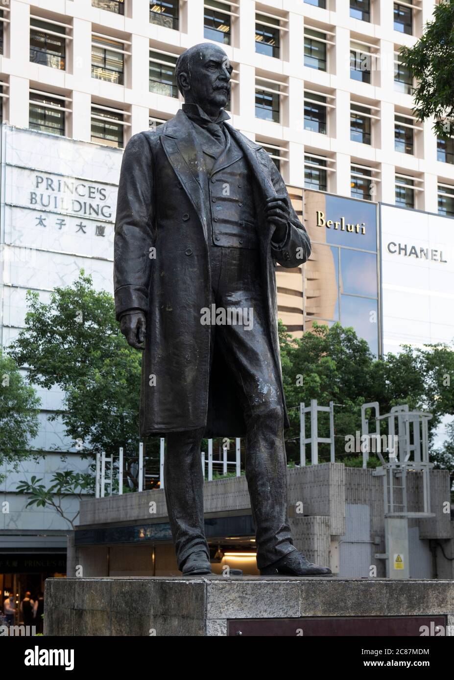 Hongkong, China: 29. Juni 2020. Eine Statue von Sir Thomas Jackson Bart, Chief Manager HSBC von 1870-1902, ist auf der rechten Seite zu sehen, wie sie in Statue steht Stockfoto