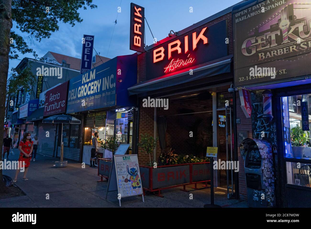 NEW YORK, NY – 21. JULI 2020: Blick auf Brik Bar Lounge und Küche, nachdem die staatliche Alkoholbehörde ihre Alkohollizenz ausgesetzt hatte. Stockfoto