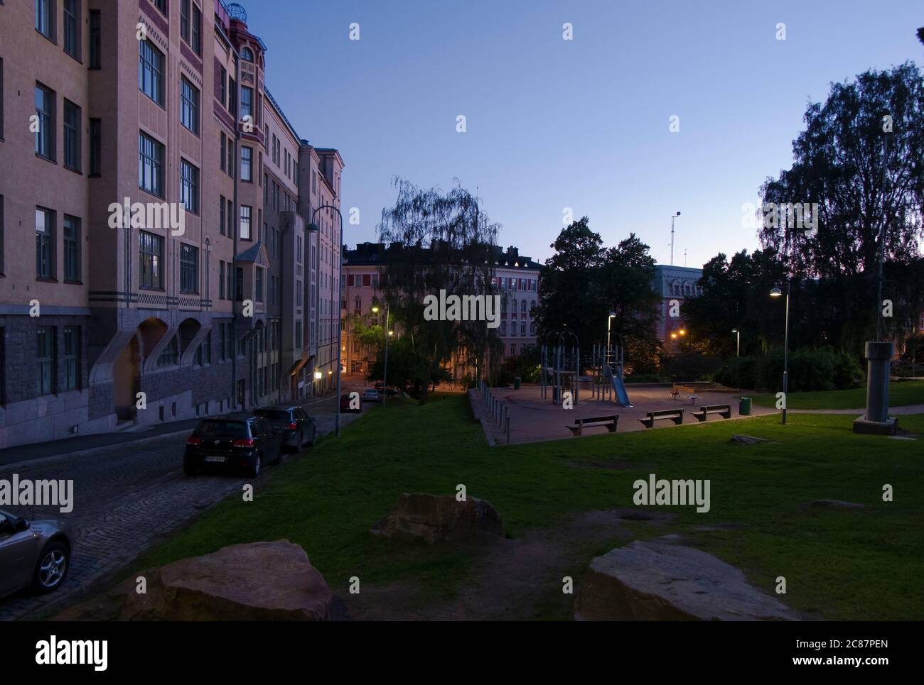 Stadtpark und Umgebung. Ein unheimlicher Blick um Mitternacht während der Sommersonnenwende. In Helsinki, Finnland. Stockfoto