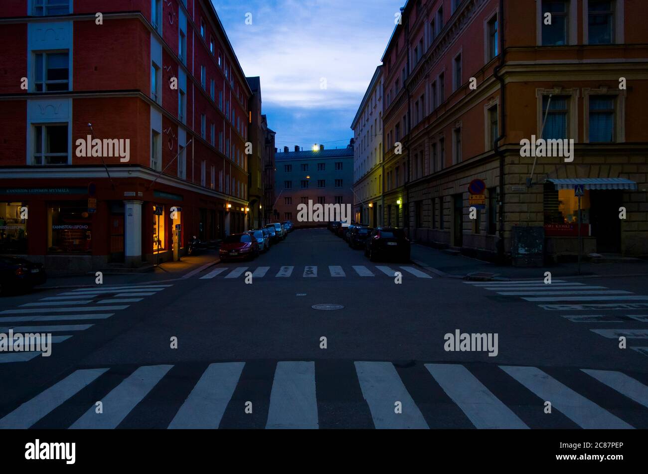 Der Blick auf eine städtische Straße in der Nachbarschaft. Ein unheimlicher Blick um Mitternacht während der Sommersonnenwende. In Helsinki, Finnland. Stockfoto