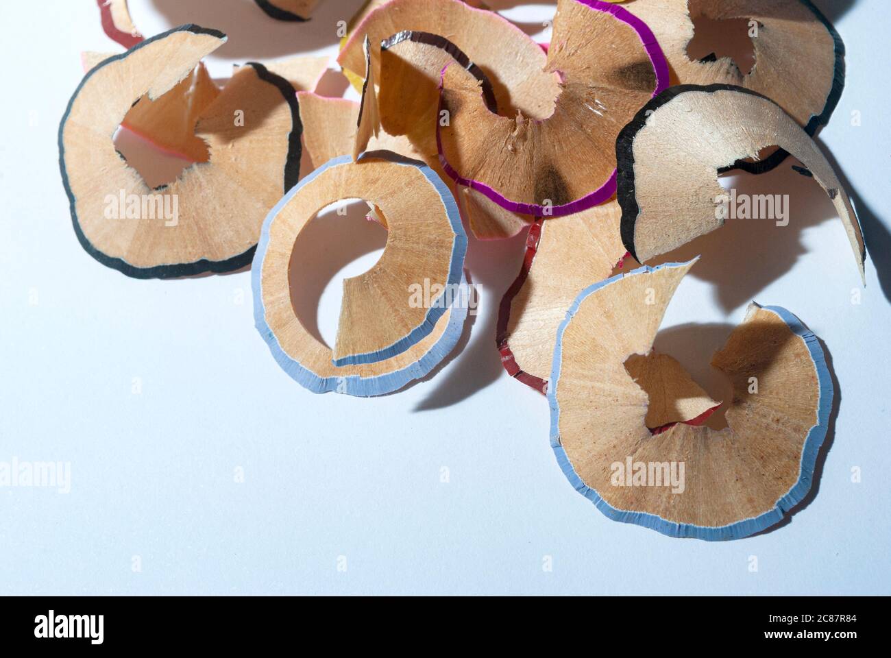 Müll aus dem Schärfen von Buntstiften, Abfall von bunten Holz von Buntstift zu malen, grafische Ressource von zurück zur Schule erhalten. Stockfoto