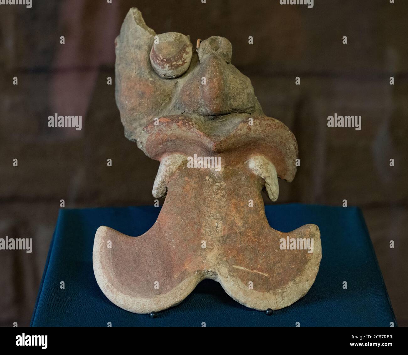 Ein Keramikbild mit einer Schlangenzunge aus den Ruinen der Zapoteschen Stadt Atzompa im Museo Comunitario Santa Maria Atzompa, Oaxaca, Mexiko. Stockfoto