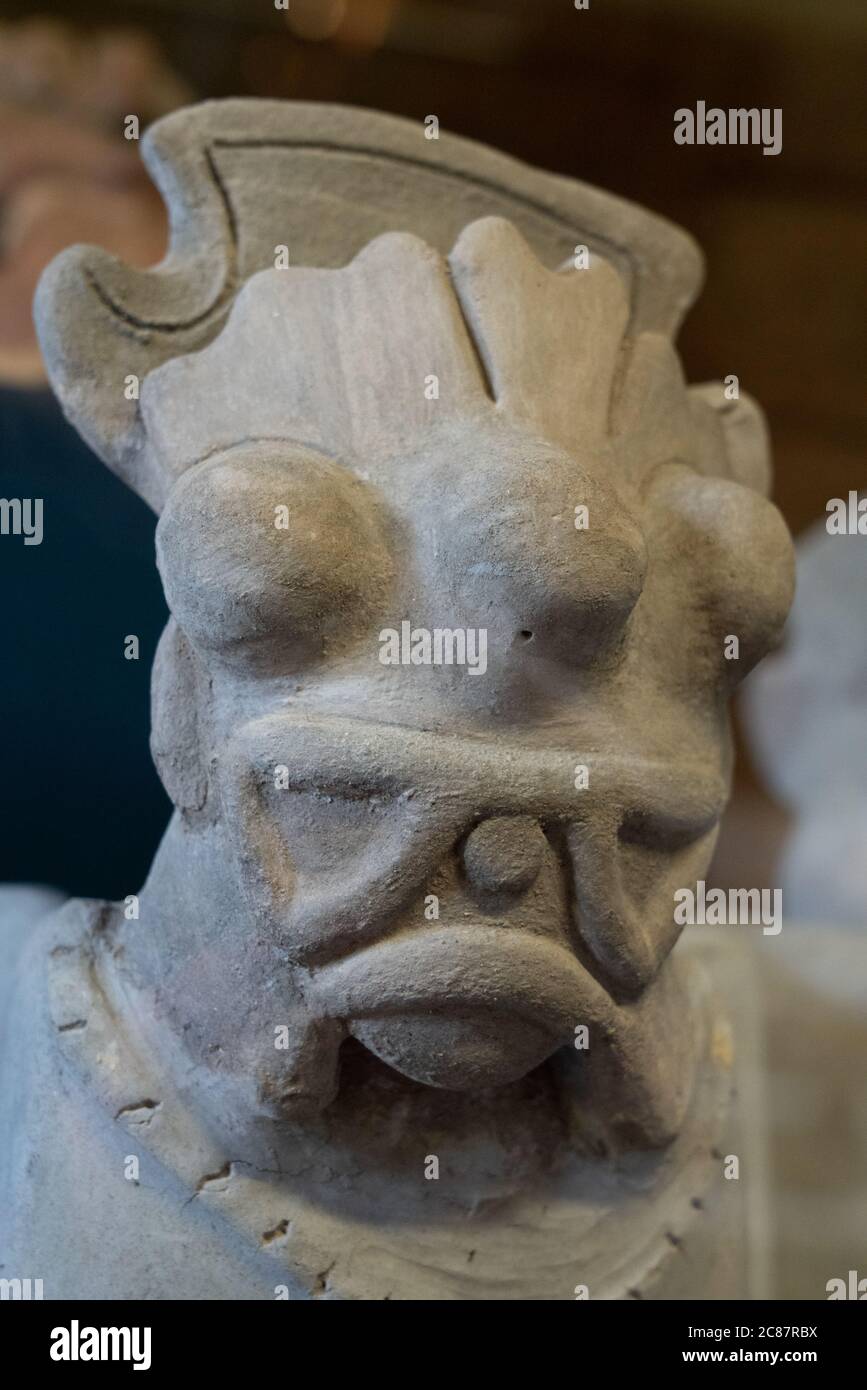 Eine Keramikarbeit, die Cocijo, den Regengott, aus den Ruinen der Zapoteschen Stadt Atzompa im Museo Comunitario Santa Maria Atzompa, Oaxaca, darstellt, Stockfoto