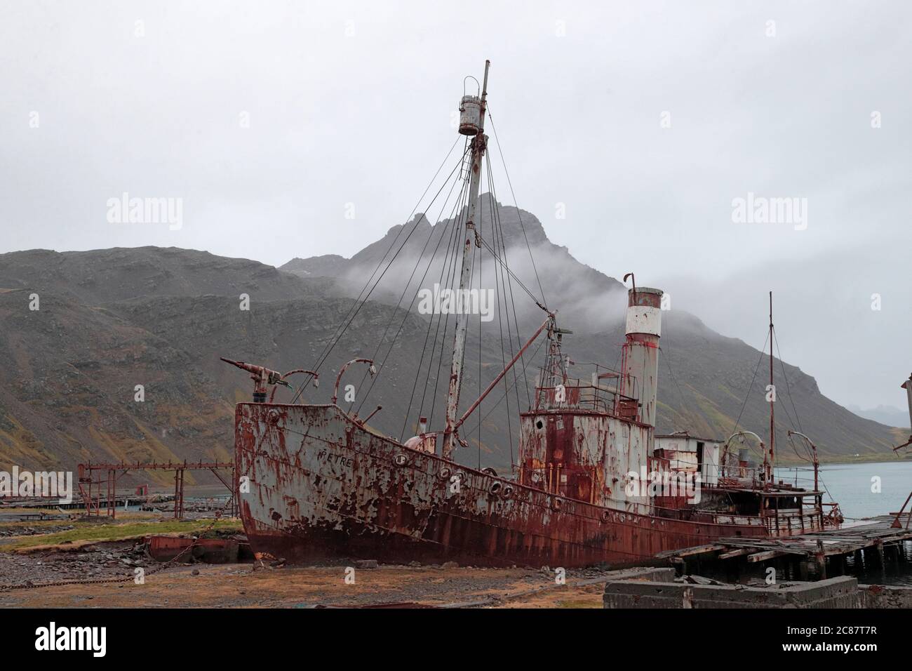 Hulk des Walfangschiffs 'Petrel' auf regennassem Vorland, Grytviken, Südgeorgien 3. April 2018 Stockfoto