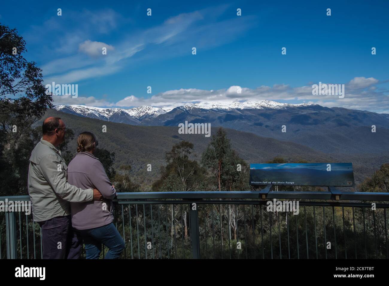 Genießen Sie schneebedeckte Bergaussichten Stockfoto