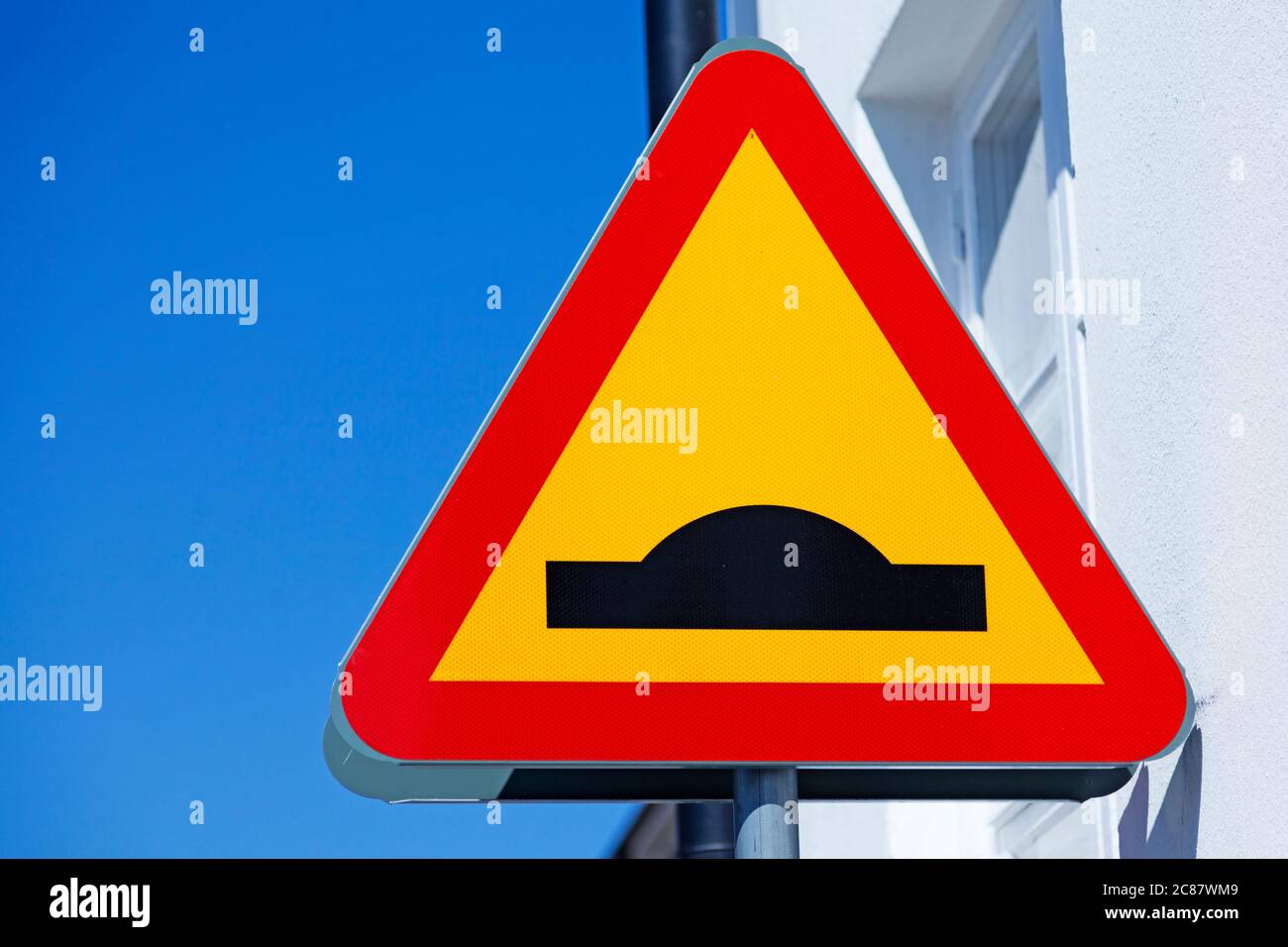 Verkehrszeichen, das Warnung vor Unebenheiten auf der Straße bedeutet Stockfoto