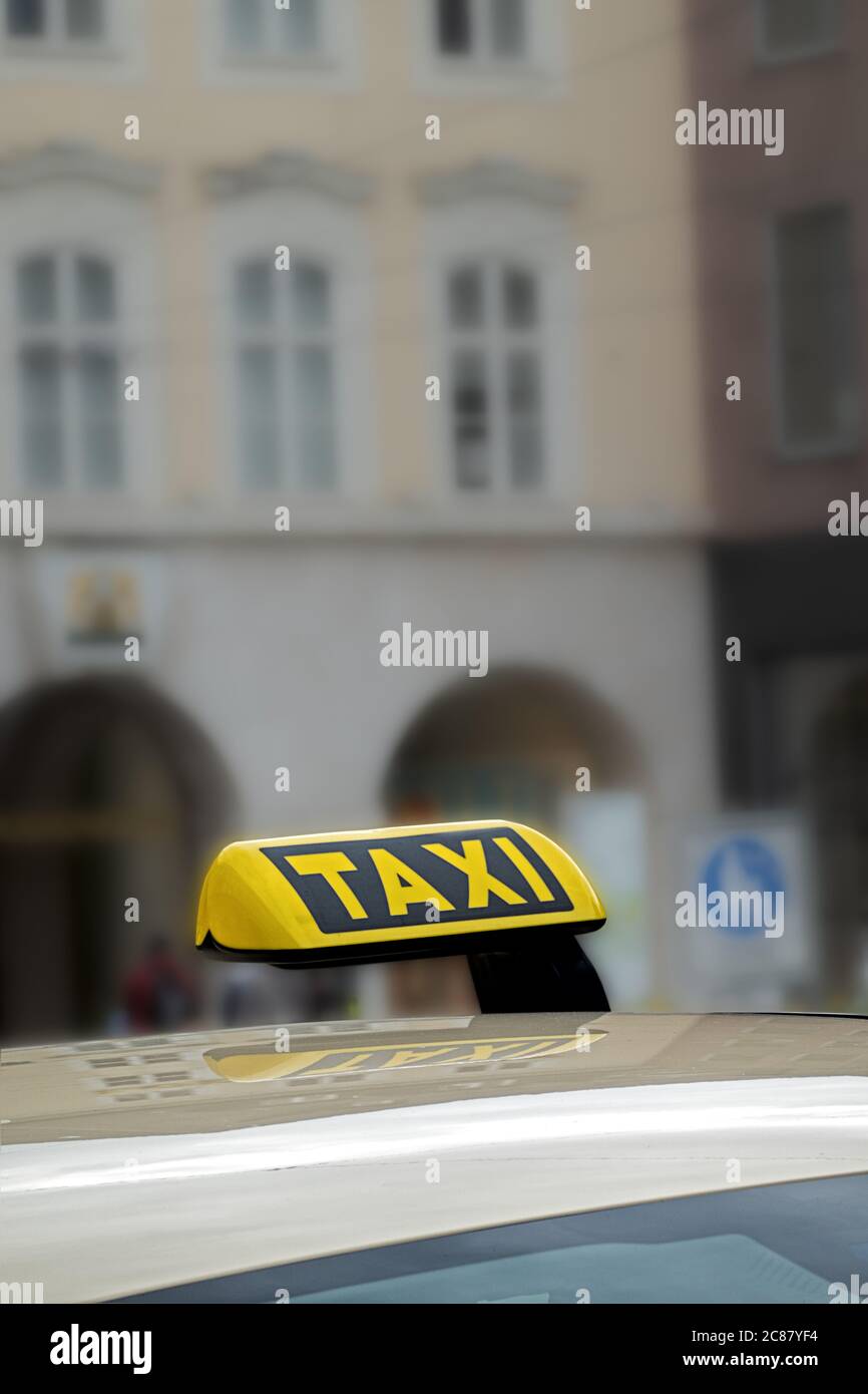 Das Wort Taxi in gelben Buchstaben auf schwarzem Grund Stockfoto