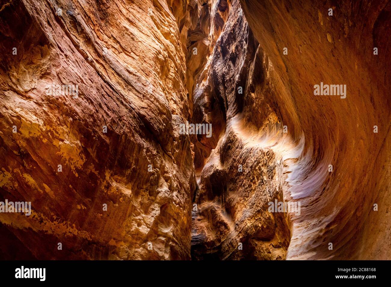 Abstrakt erodierte Oberfläche von Sandsteinfelsen in Petra, Jordanien Stockfoto