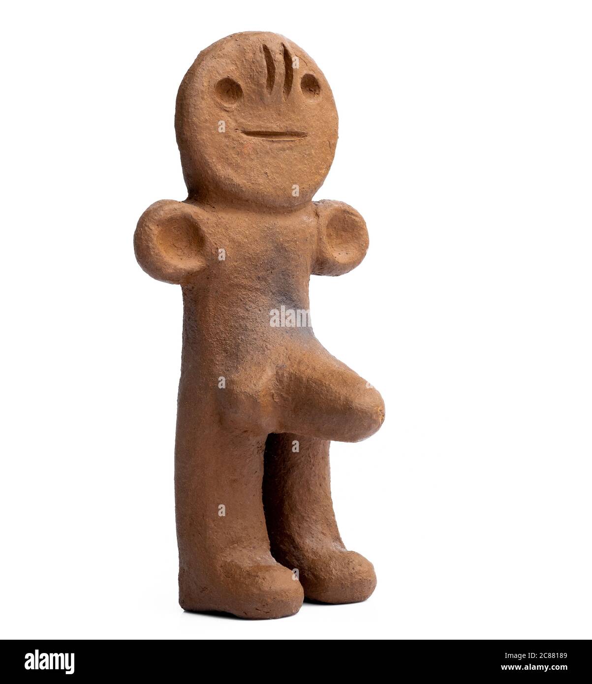 Alte männliche Figur aus Ton von den Kanarischen Inseln auf weißem Hintergrund isoliert Stockfotografie