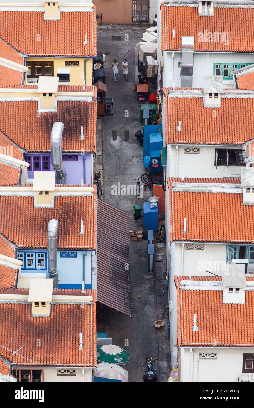 Aus der Vogelperspektive der Hintergasse zwischen einer Reihe von Ladenhäusern, Chinatown, Singapur. Stockfoto