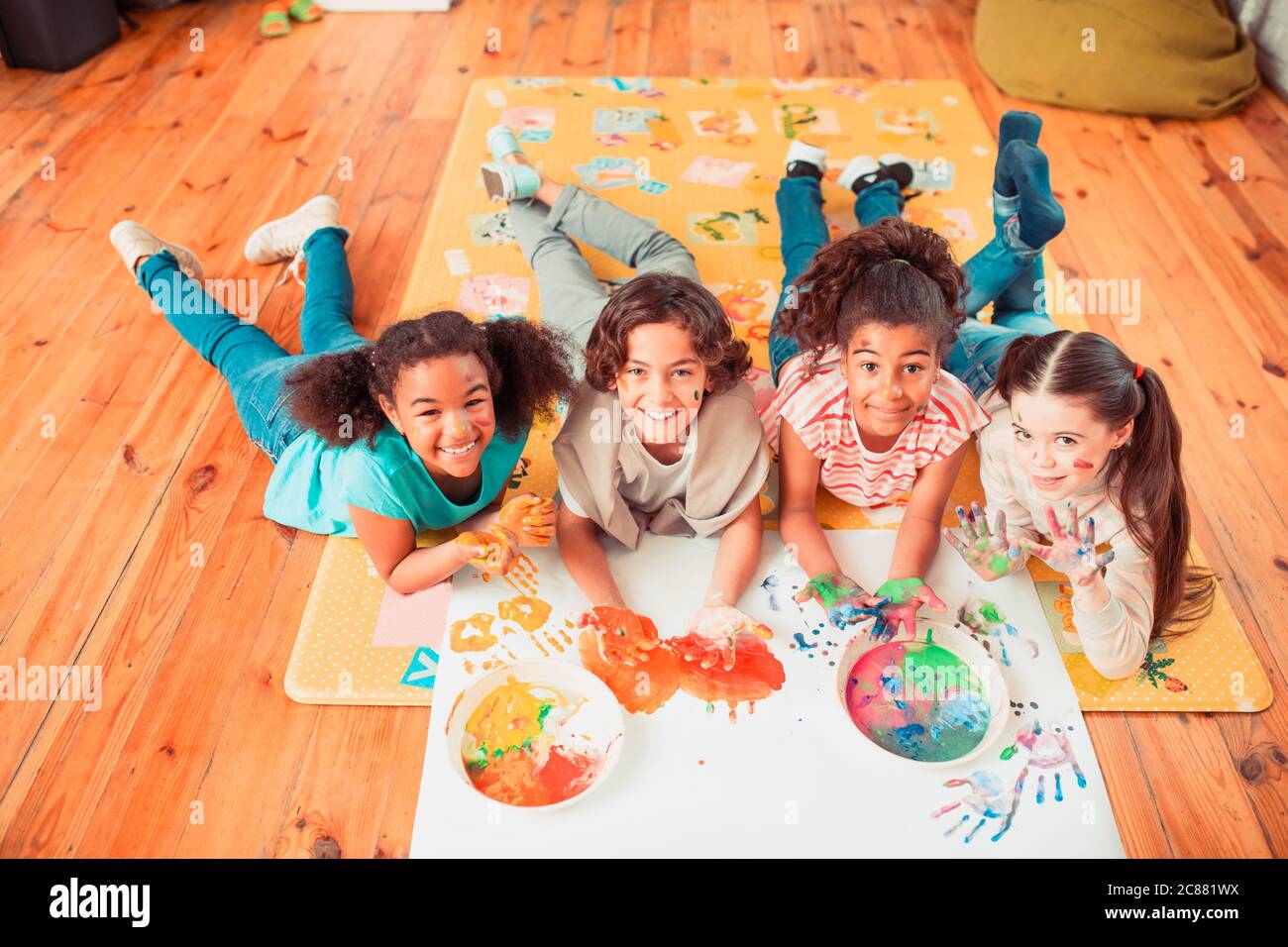 Gruppe von glücklichen Kindern, die Experimente mit Farbe machen Stockfoto