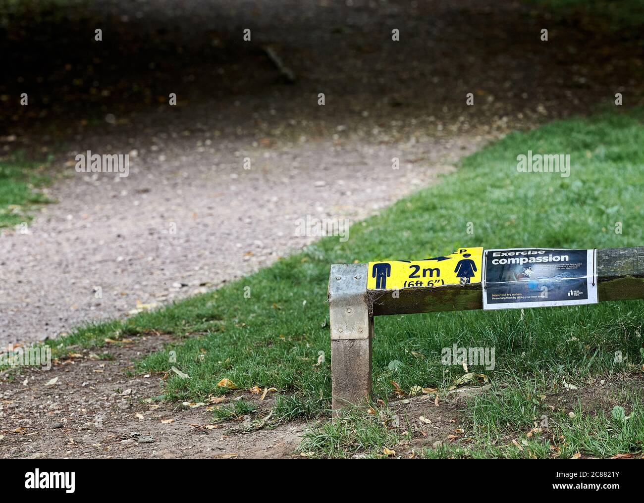 Soziale Distanzierungsvorkehrungen (2m auseinander) Schild auf einem Beitrag im East Carlton Country Park, Corby, Juli 2020, wegen der Coronavirus-Epidemie. Stockfoto