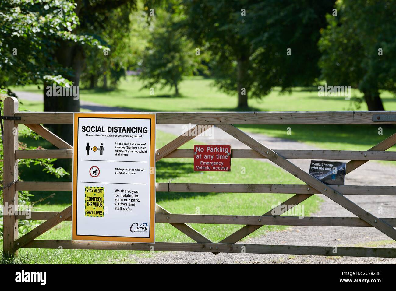 Soziale Distanzierungsvorkehrungen (2m auseinander) Schild an einem Tor im East Carlton Country Park, Corby, Juli 2020, wegen der Coronavirus-Epidemie. Stockfoto