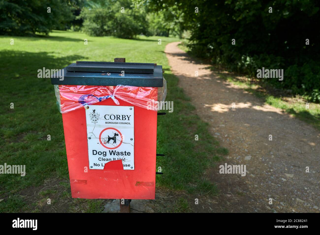 Hundemüll am Weg im East Carlton Country Park, Corby, Nhants, England. Stockfoto