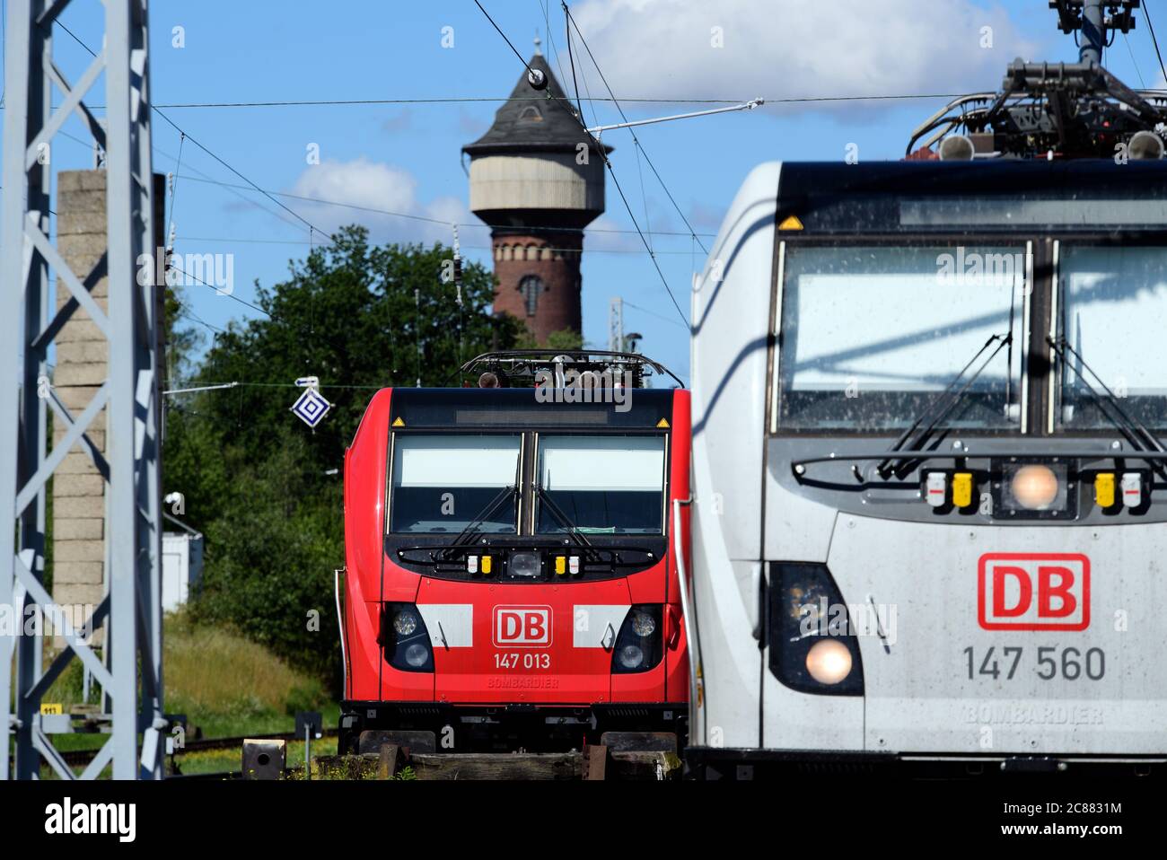 21. Juli 2020, Brandenburg, Wustermark/OT Elstal: Zwei Lokomotiven mit DB-Logo stehen auf dem Rail und Logistik Center Wustermark GmbH (RLC). Der Rangierbahnhof ist nach eigenen Angaben der größte privat geführte öffentliche Bahnhof für den Güterverkehr. Das Geld für den Ausbau soll unter anderem für die Verlängerung von sechs Gleisen auf 740 Meter und für den Bau von Punkten, Oberleitungen und Oberleitungsmasten verwendet werden. Danach können Güterzüge in europäischer Standardlänge untergebracht werden. Foto: Soeren Sache/dpa-Zentralbild/ZB Stockfoto