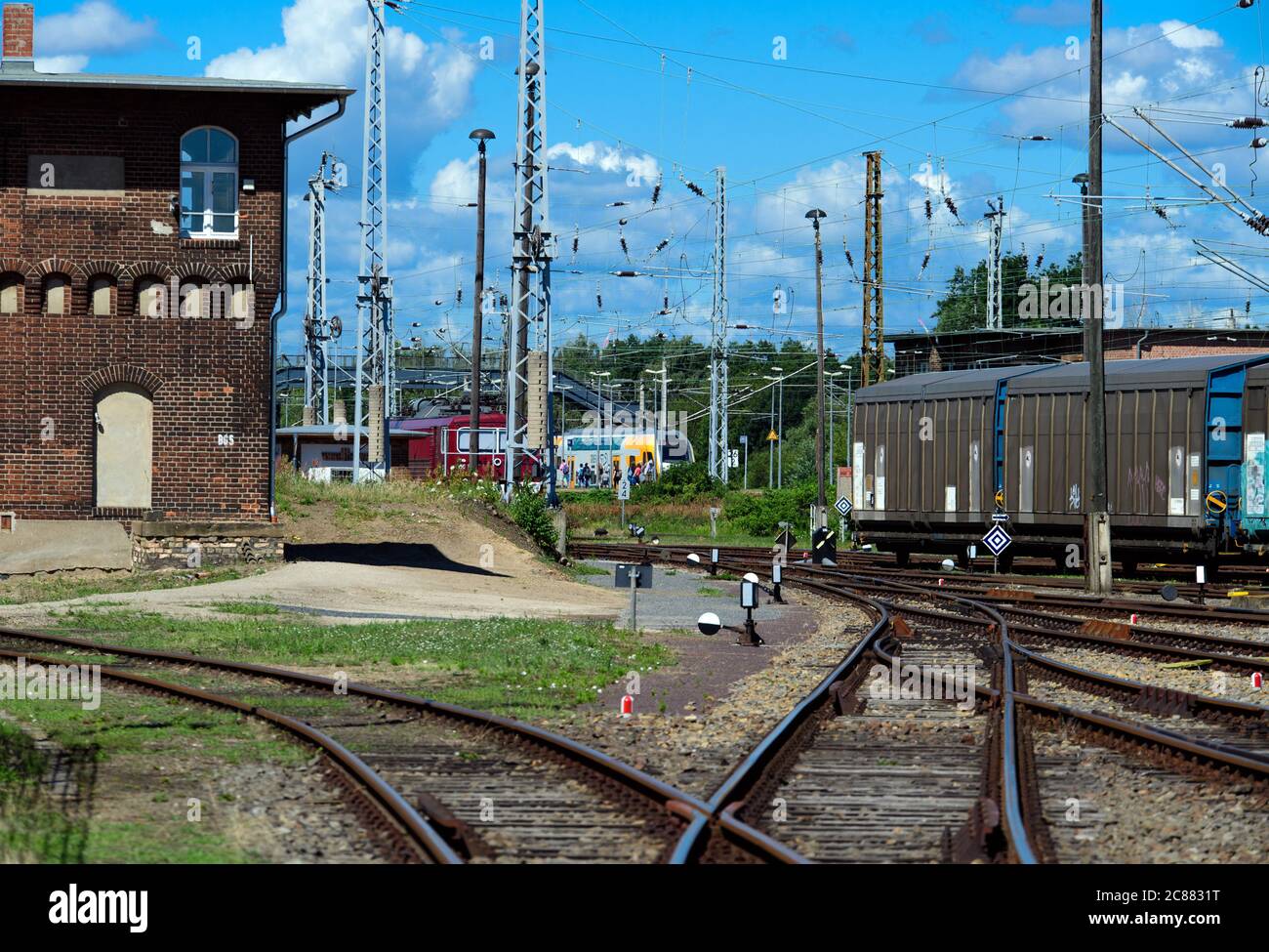 21. Juli 2020, Brandenburg, Wustermark/OT Elstal: Güterzüge und Lokomotiven befinden sich im Rail und Logistik Center Wustermark GmbH (RLC). Der Rangierbahnhof ist nach eigenen Angaben der größte privat geführte öffentliche Bahnhof für den Güterverkehr. Das Geld für den Ausbau soll unter anderem für die Verlängerung von sechs Gleisen auf 740 Meter und für den Bau von Schaltern, Freileitungen und Oberleitungsmasten verwendet werden. Danach können Güterzüge in europäischer Standardlänge untergebracht werden. Foto: Soeren Sache/dpa-Zentralbild/ZB Stockfoto