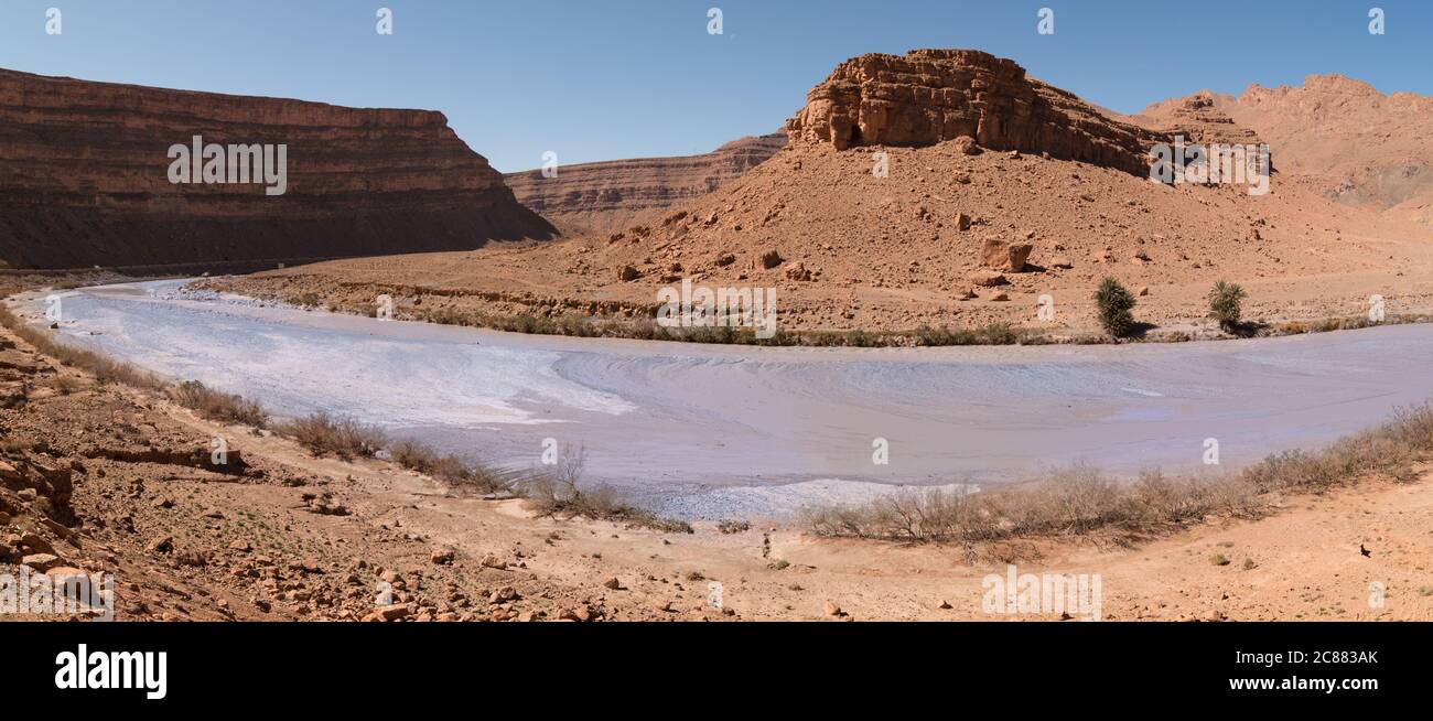 Desertische Landschaft des Flusses im Atlas. Das Ziz-Tal (Ziz Gorges), Marokko. Reiseziele Stockfoto