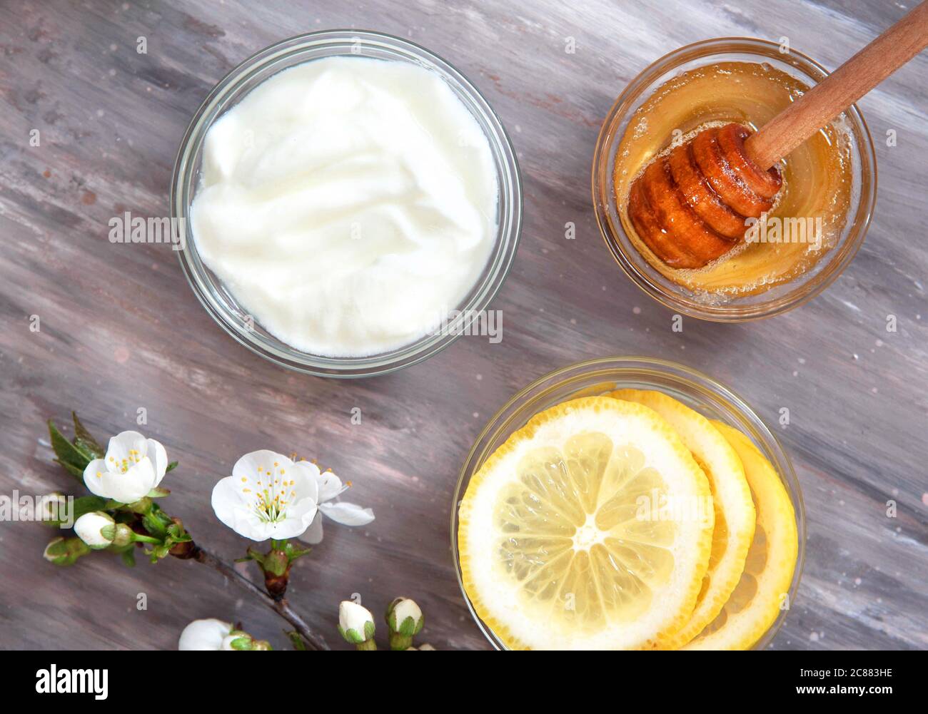 Zutaten für hausgemachte Gesichtsmaske Honig, Zitrone, Joghurt  Stockfotografie - Alamy