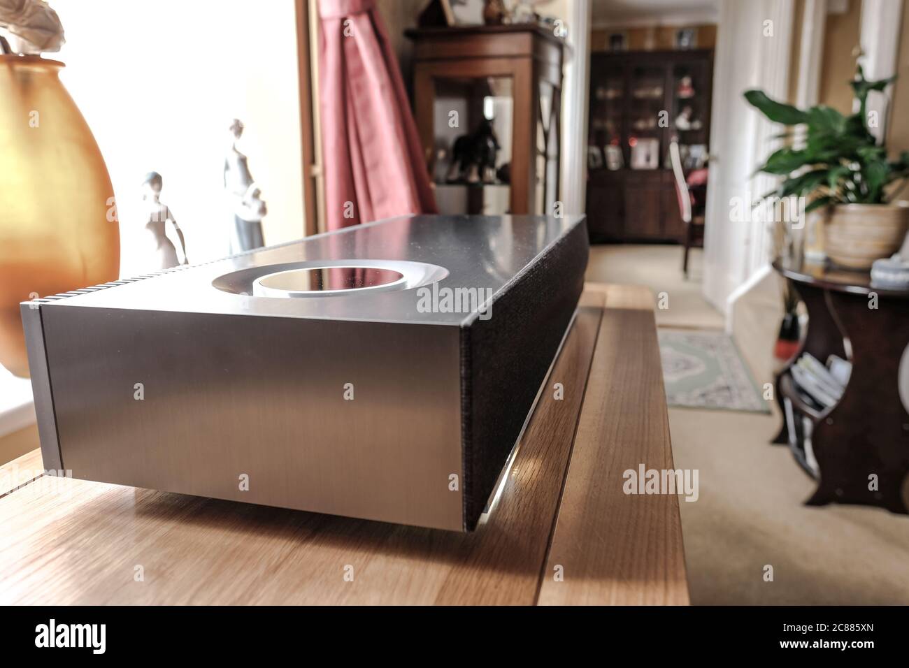 Neu installierter Luxus-Musikstreamer mit hoher Auflösung und intelligenter Lautsprecher in einem speziell dafür gebauten Gehäuse. Gesehen im Inneren eines großen Hauses. Stockfoto