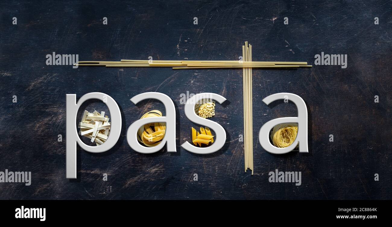 Verschiedene Arten von getrockneten Nudeln auf das Wort Pasta auf vintage Hintergrund angeordnet. Overhead-Aufnahme. Stockfoto