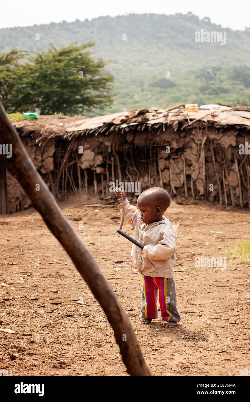 Maasai Kind in einem maasai Dorf. Maasai Mara National Reserve. Kenia. Afrika. Stockfoto