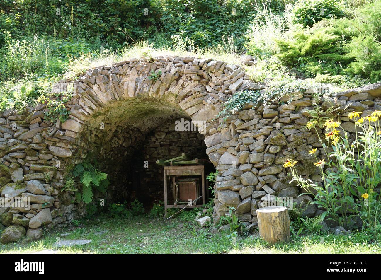 Eine kleine künstliche Höhle aus flachen Steinen sorgfältig übereinander geschichtet gebaut, um landwirtschaftliche Produkte zu schützen. Stockfoto