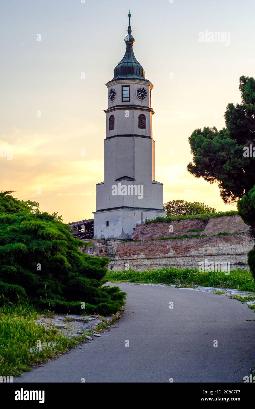 Uhrturm (Sahat kula) der Belgrader Festung im Kalemegdan Park in Belgrad, der Hauptstadt Serbiens Stockfoto