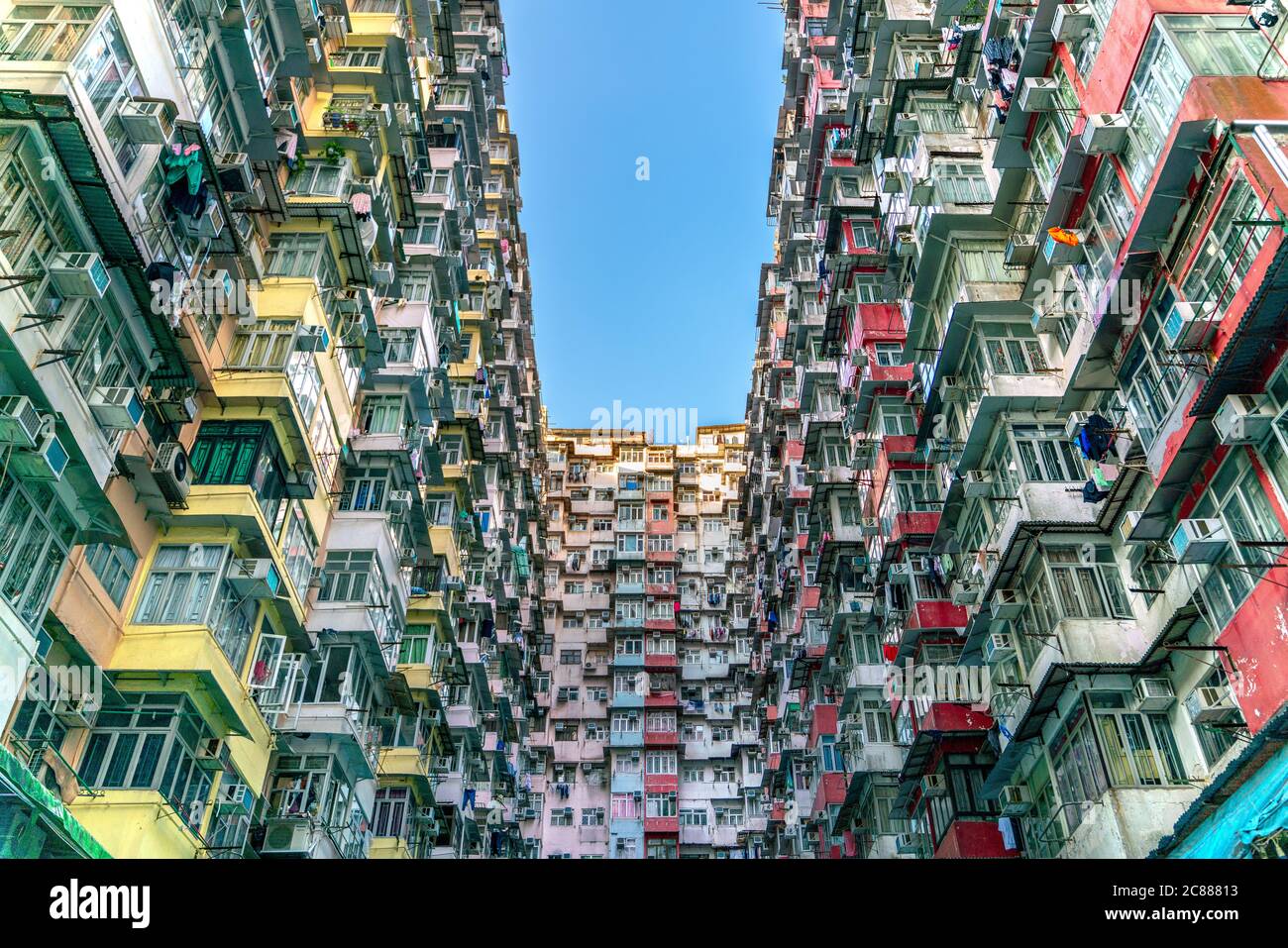 Der beliebte Ort unter Touristen genannt Montane Mansion in der Nähe von Tai Koo in Hongkong. Überfülltes altes Retro-Gebäude Stockfoto