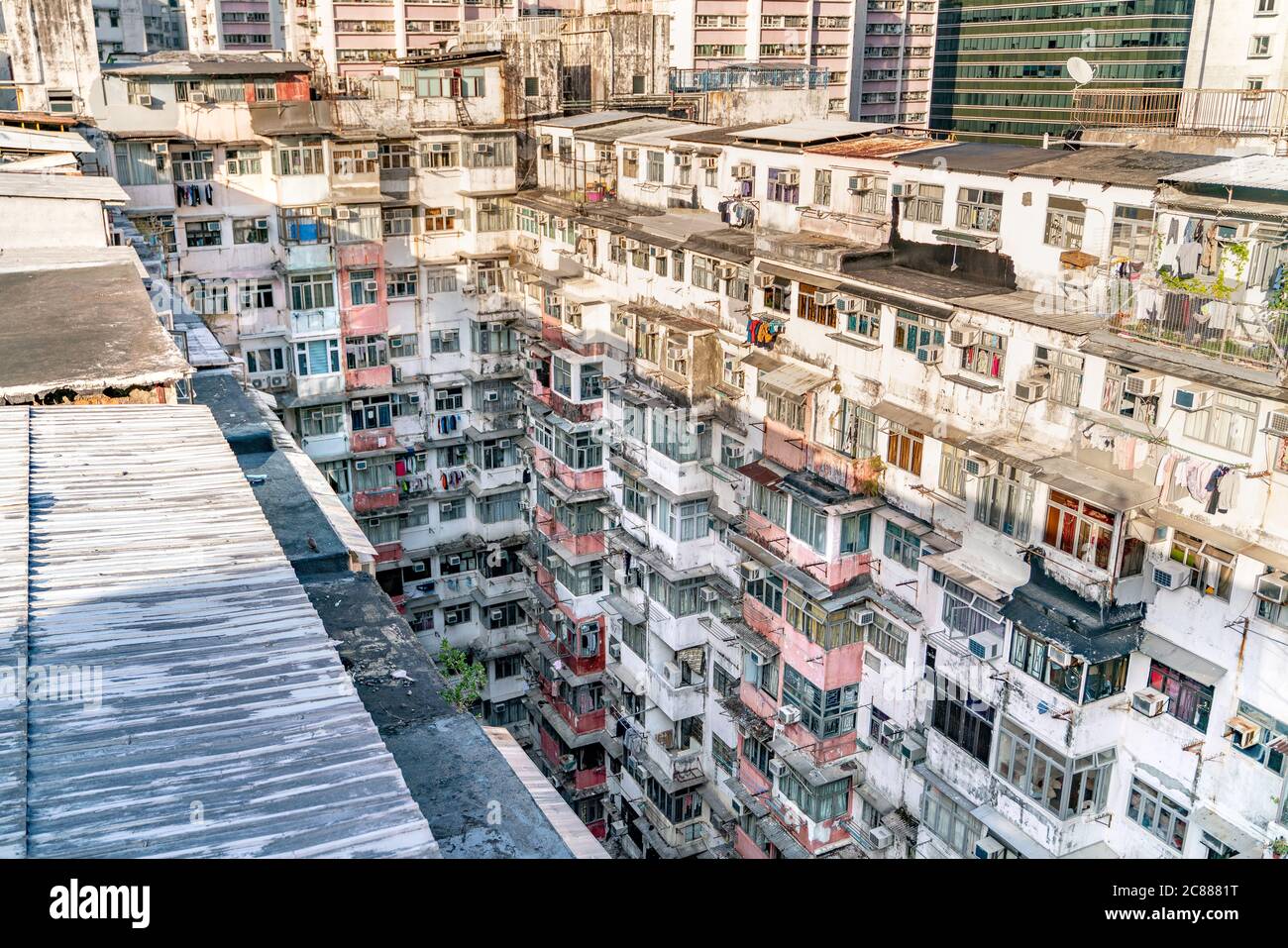 Der beliebte Ort unter Touristen genannt Montane Mansion in der Nähe von Tai Koo in Hongkong. Überfülltes altes Retro-Gebäude Stockfoto