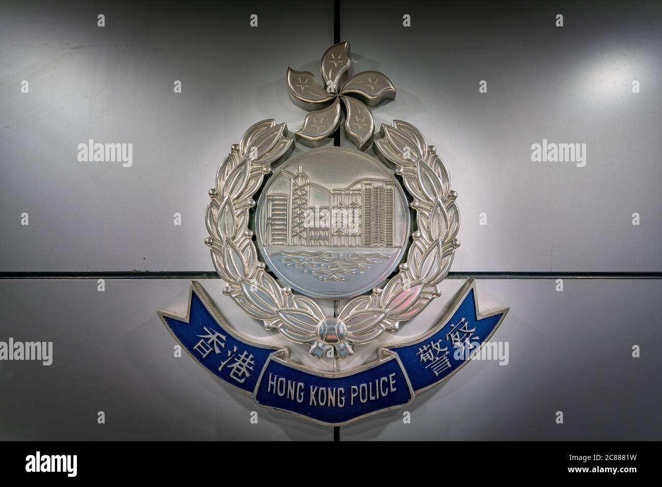 Das Hongkonger Polizeilogo an der Wand der Polizeistation. Stockfoto