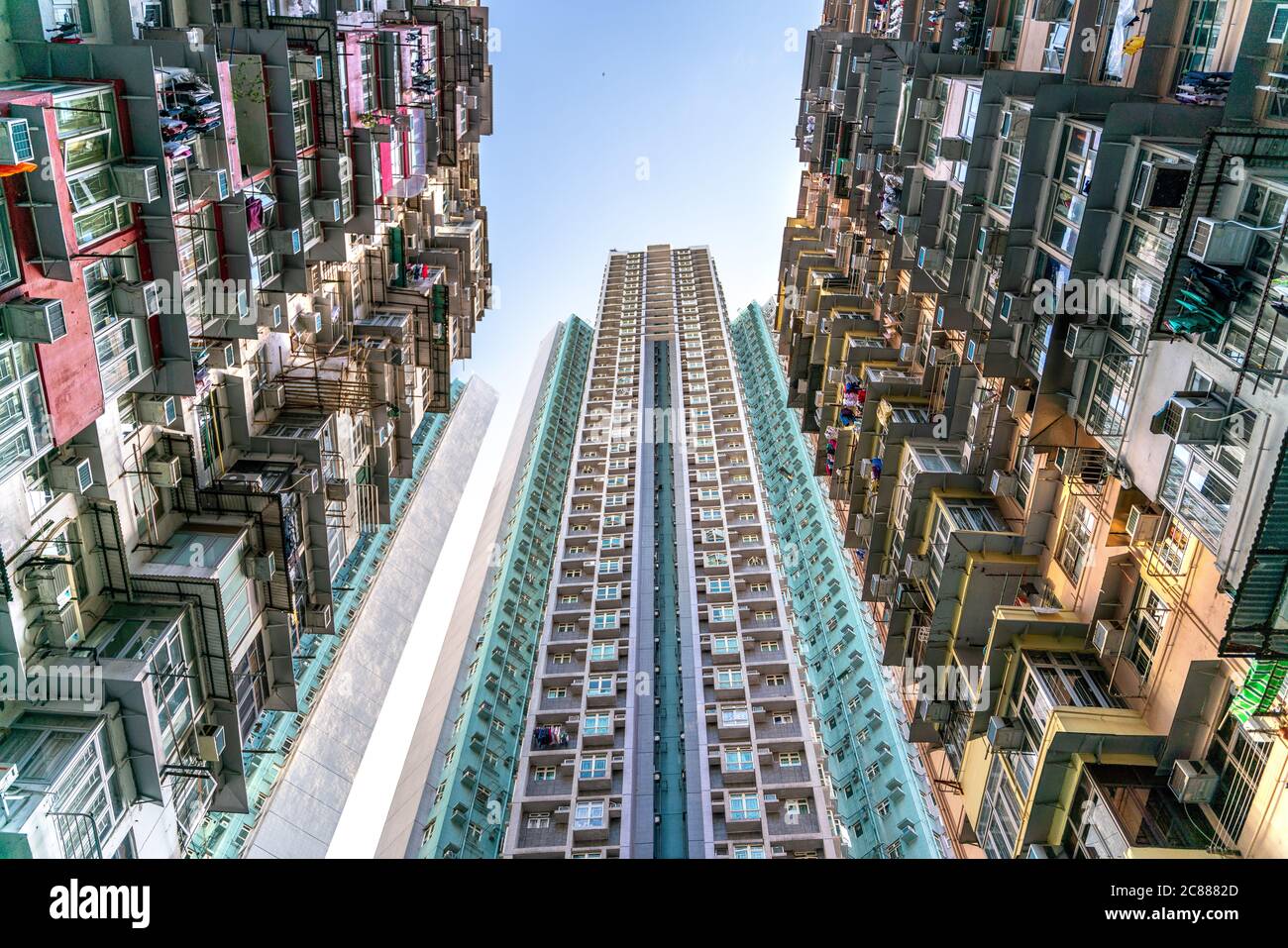 Der beliebte Ort unter Touristen genannt Montane Mansion in der Nähe von Tai Koo in Hongkong. Überfülltes altes Retro-Gebäude Stockfoto