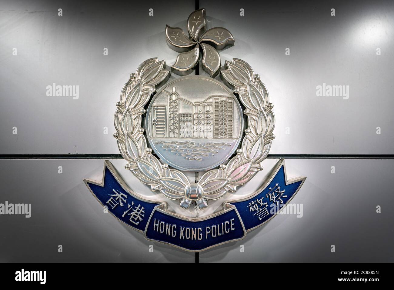 Das Hongkonger Polizeilogo an der Wand der Polizeistation. Stockfoto