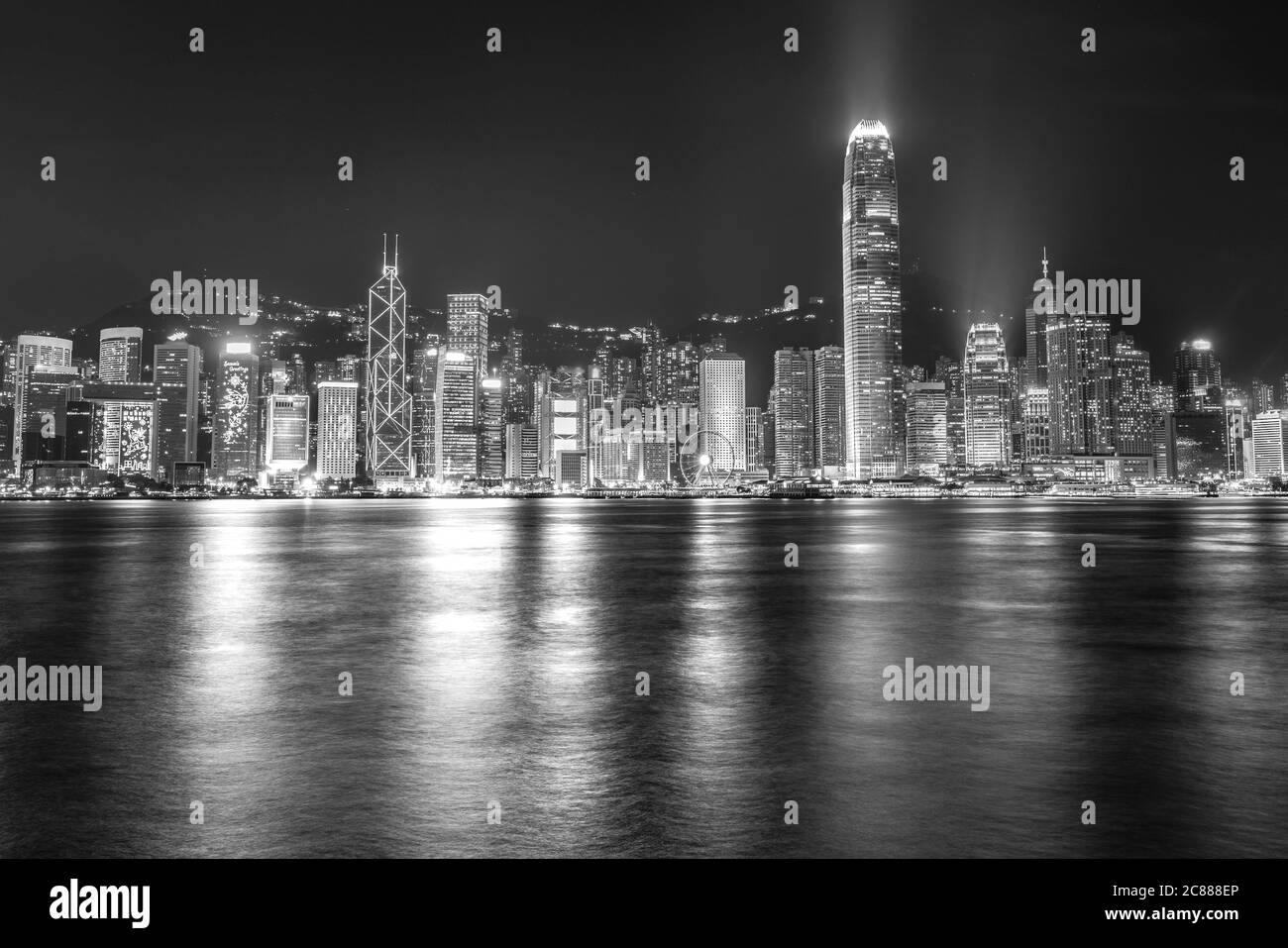 Die unglaubliche Aussicht auf die nächtliche Stadt auf das Licht auf dem Wasser im Victoria Harbour in Hongkong Stockfoto