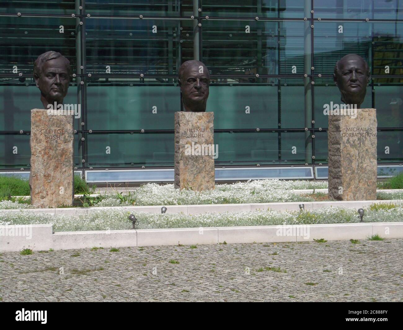 Denkmal für die 'Väter der Wiedervereinigung': Skulpturen von George Bush, Helmut Kohl, Michail Gorbatschow vor dem Gebäude des Axel-Springer-Verlags Stockfoto