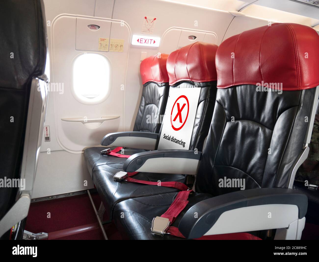 Sitzplatz für Passagiere mit Platz für jeden Stuhl im Flugzeug für physische Distanzierung. Airline Politik über Reisen während Coronavirus oder covid-19 Virus Stockfoto