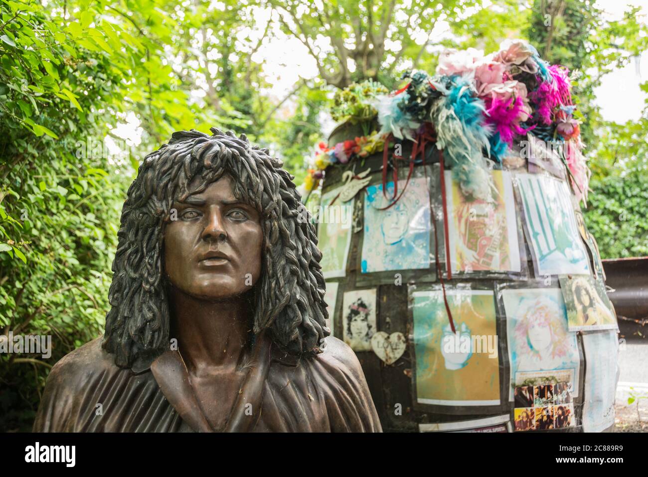 Denkmal am Straßenrand und Schrein für T. Rex's Sänger Marc Bolan, auf der Gipsy Lane, Queen's Ride, Barnes Common, London, Großbritannien Stockfoto