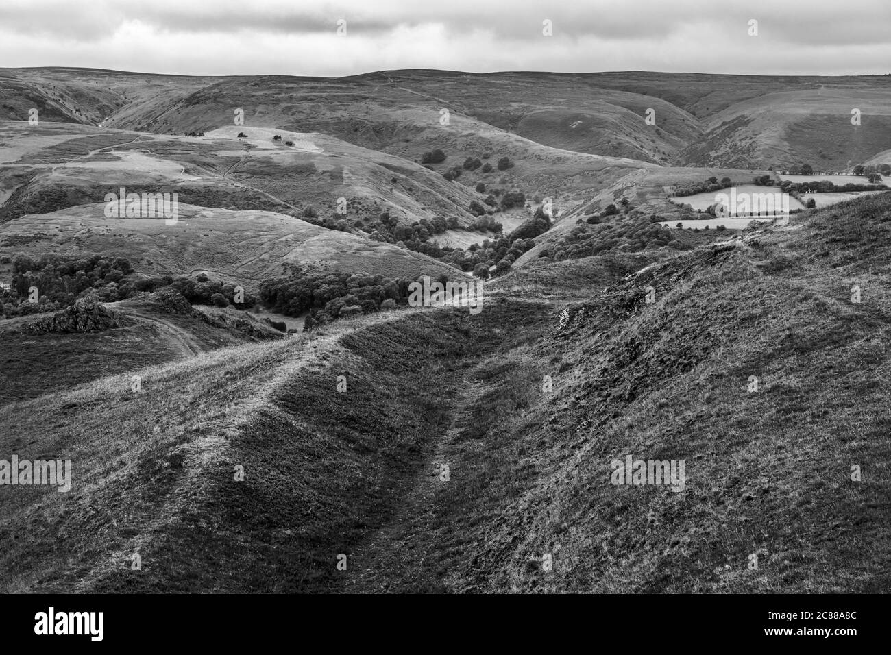 Blick auf den Long Mynd von den Wällen der prähistorischen Hügelfestung bei Caer Caradoc, in der Nähe von Church Stretton, Shropshire Stockfoto