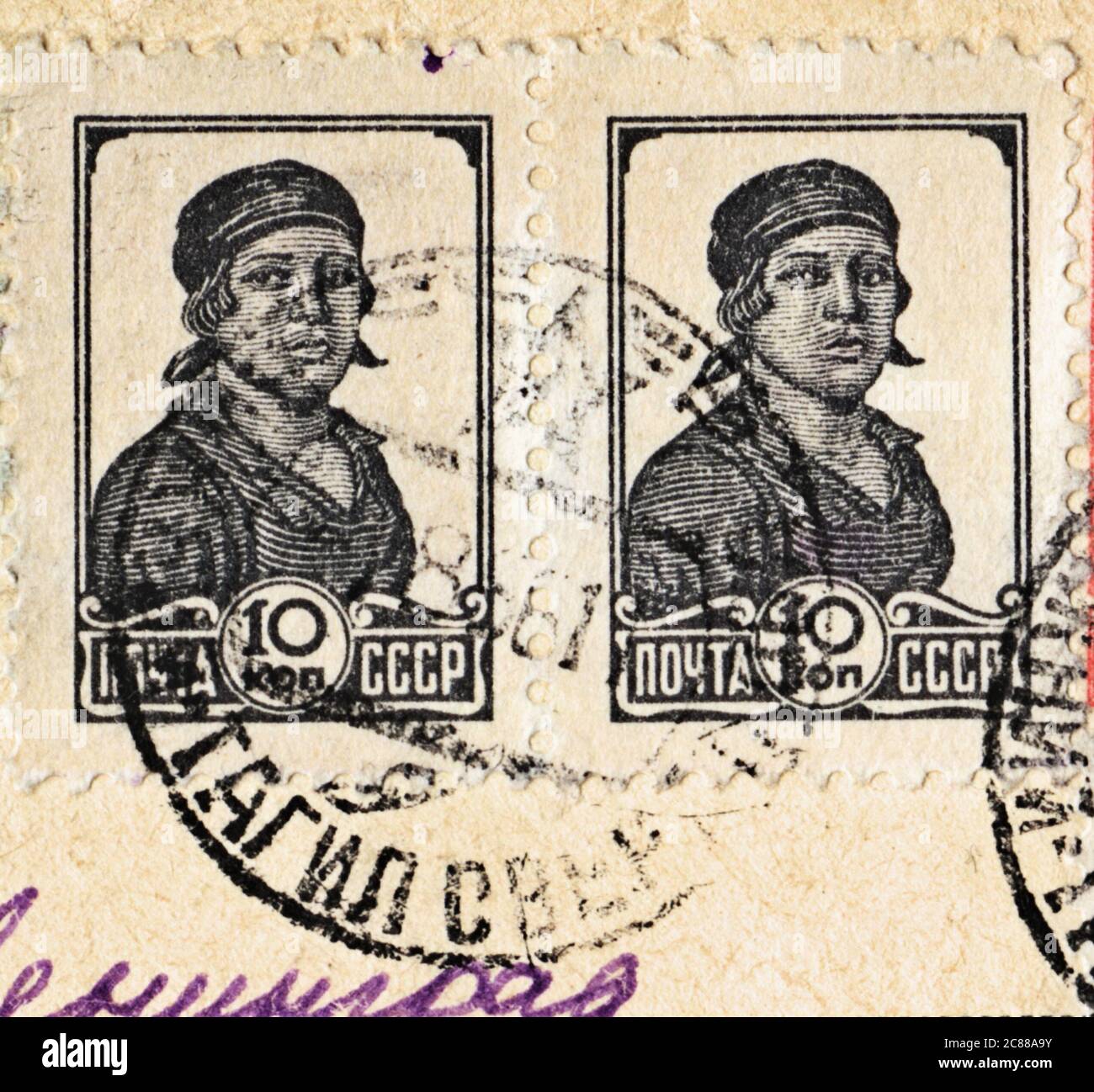 Briefmarke auf einem Umschlag N. Tagil - Leninurad. Arbeiterin, UdSSR, 1956 Stockfoto