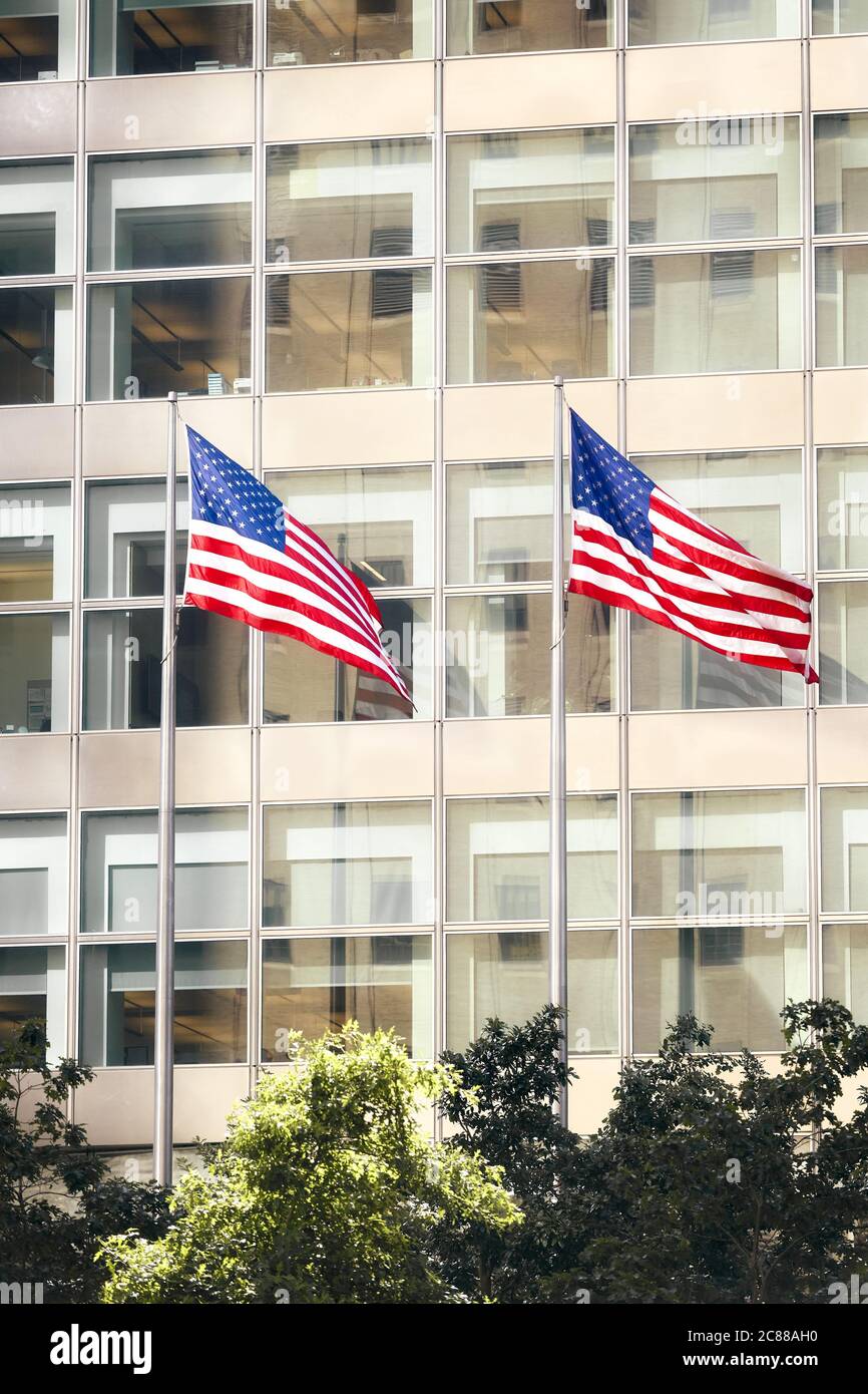 Zwei amerikanische Flaggen vor einem Bürogebäude, New York City, USA. Stockfoto