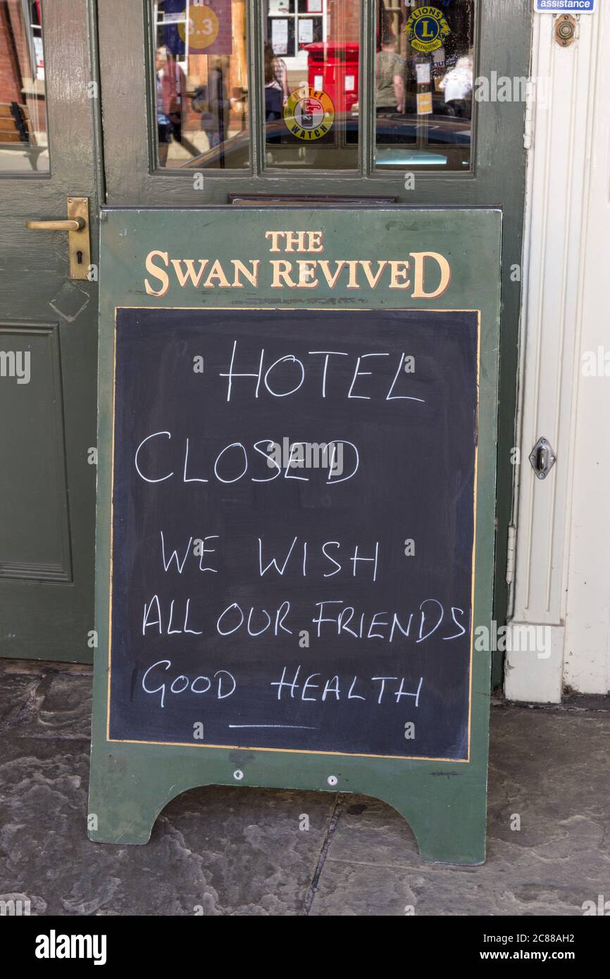 Hotel geschlossen Schild während der Pandemie Sperre, Swan wiederbelebt Hotel, High Street, Newport Pagnell, Buckinghamshire, Großbritannien Stockfoto