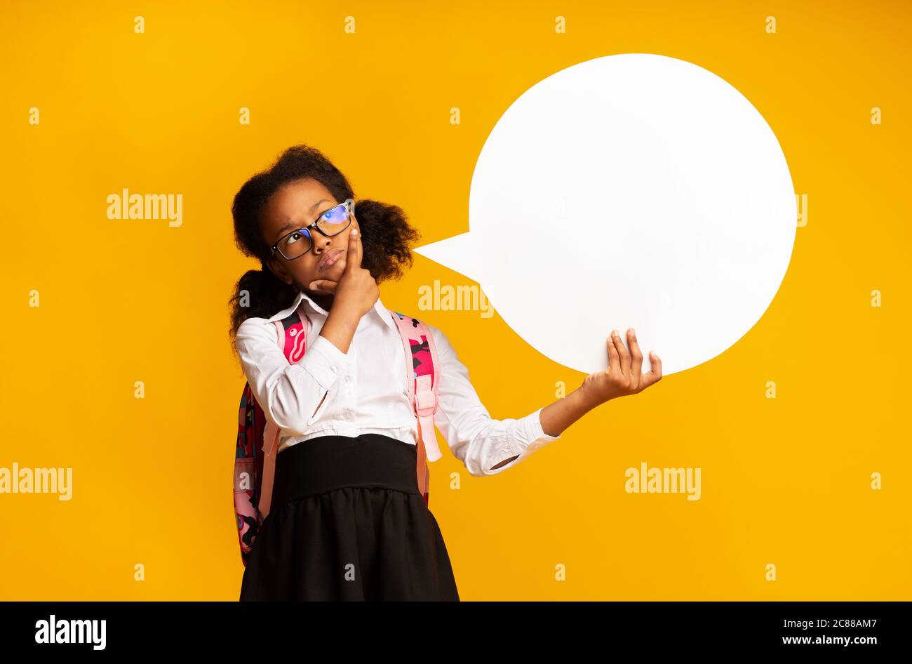 Schwarz Schulmädchen Posiert Mit Speech Bubble Denken, Mockup, Studio Shot Stockfoto